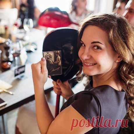 На изображении может находиться: один или несколько человек