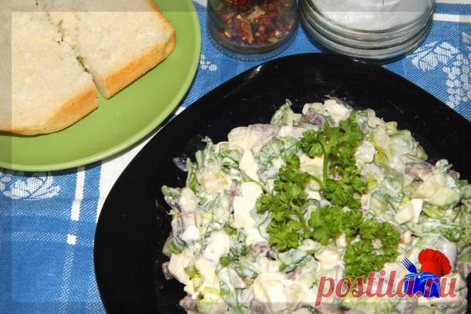 Одним из ингредиентов этого лёгкого и незамысловатого салата "Нежный" является пекинская капуста.  Раньше она не пользовалась таким ажиотажем среди населения, но со временем прочно поселилась в наших холодильниках.  И не зря, ведь по витаминному составу она ничуть не уступает белокочанной капусте, а по содержанию витамина С превосходит её в два раза! И такая же разница по содержанию белка.