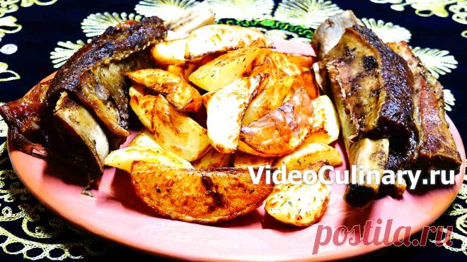 Мясо, запечённое в духовке, получается румяное и очень нежное. Предлагаем рецепт говяжьих ребрышек, запечённых в духовке. Бабушка Эмма делится Видеорецептом говяжьих рёбрышек запечённых в духовке. Говяжьи рёбра в духовке - Рецепт Бабушки Эммы с фото и с видео.