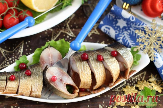 Сельдь «Как копченая» Соленая селедка обычно всегда присутствует на новогоднем столе в качестве простой нарезки либо как компонент какого-либо новогоднего салата. В таком виде она бесспорно вкусна, но если вам хочется привнести в меню новое веяние и новые вкусы можно попробовать поэкспериментировать с технологиями