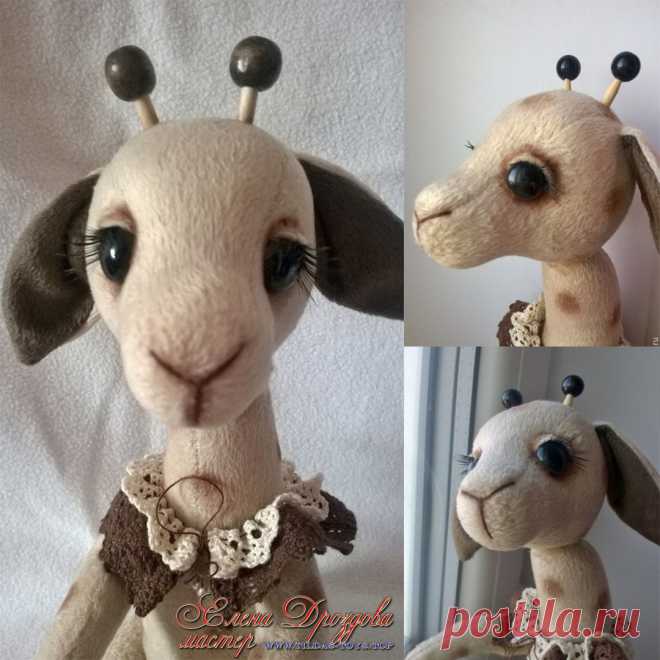 Жираф - Игрушка выполнена из плюша. Все конечности подвижны, голова поворотная. Наполнитель холлофайбер. 
Тонировка художественной пастелью. Сидит самостоятельно, стоит только с опорой.
Работа представлена для примера
https://vk.com/id519894738?w=product-174857415_2759952