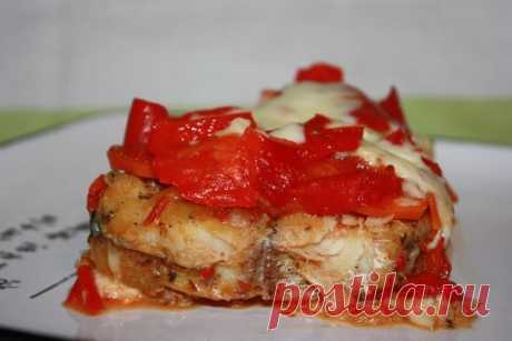 РЫБА ПОД ОВОЩАМИ В МУЛЬТИВАРКЕ!

Для приготовления можно брать любую мороженную рыбу - теляпия, хек, минтай.

В этот раз у меня была розовая треска. Эта рыба многим по вкусу похожа на минтай, но все же немного сочнее.
Лучше если вы будете готовить не тушки, а филе, без хребта.

ИНГРЕДИЕНТЫ:

2-3 тушки рыбы (соответственно 4-6 филейных частей)
2 помидора или 4 ст.л томатной заправки (или томатная паста слегка разведенная водой)
2-3 свежих или мороженных перца
2 моркови
2 лу...