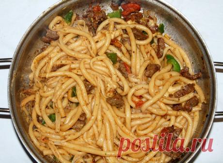 Как приготовить макароны с мясом Макароны с мясом - это сытное и вкусное блюдо, которое можно разнообразить добавлением различных овощей. В этом рецепте используется говядина, лук, сладкий перец и помидоры, что придаёт блюду насыщенный вкус. Сыр добавляет кремовую текстуру и завершает композицию вкусов.