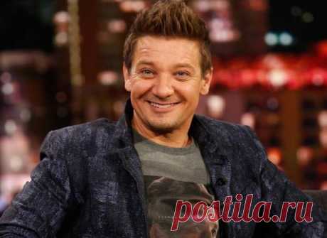 Джереми Реннер проводит выходной на ранчо: видео звезды Мстителей рассмешило фанатов