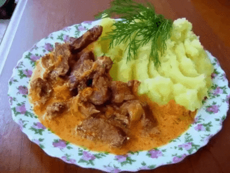 ГУЛЯШ С ПОДЛИВКОЙ И КАРТОФЕЛЬНЫМ ПЮРЕ КАК В САДИКЕ
Такой гуляш — это вкус детства. Если помните, именно такой мы когда-то кушали в детском саду и школе. Очень вкусно и невероятно просто. Попробуйте! 
Ингредиенты 
Говядина 500 грамм
Лук 1 шт
Морковка 1 шт
Мука1 ст. ложка
Томатная паста1 ч. ложка
Сметана (опционально)1 ч. ложка
Лавровый лист1 шт
Соль по вкусу 
1. Сначала нарезаем мясо на небольшие кусочки и слегка обжариваем с луком и морковкой. Добавляем воду (примерно стакан, совсем немного)