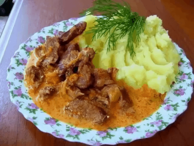 ГУЛЯШ С ПОДЛИВКОЙ И КАРТОФЕЛЬНЫМ ПЮРЕ КАК В САДИКЕ
Такой гуляш — это вкус детства. Если помните, именно такой мы когда-то кушали в детском саду и школе. Очень вкусно и невероятно просто. Попробуйте! 
Ингредиенты 
Говядина 500 грамм
Лук 1 шт
Морковка 1 шт
Мука1 ст. ложка
Томатная паста1 ч. ложка
Сметана (опционально)1 ч. ложка
Лавровый лист1 шт
Соль по вкусу 
1. Сначала нарезаем мясо на небольшие кусочки и слегка обжариваем с луком и морковкой. Добавляем воду (примерно стакан, совсем немного)