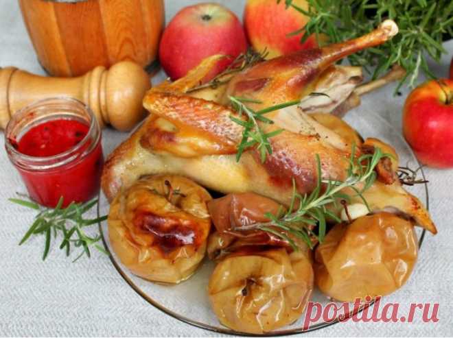 ​Цыпленок с чесноком и яблоками в духовке