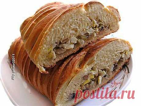 Кулебяка с капустой и грибами.