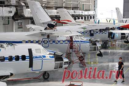 Власти Татарстана назвали вероятную причину крушения самолета L-410. Причиной крушения самолета L-410 с парашютистами на борту мог стать отказ одного из двигателей воздушного судна, сообщили власти Республики Татарстан. Утром в воскресенье, 10 октября, L-410 совершил жесткую посадку в шести километрах от города Мензелинск. В авиакатастрофе погибли 16 человек.