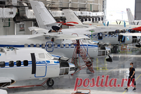 Власти Татарстана назвали вероятную причину крушения самолета L-410. Причиной крушения самолета L-410 с парашютистами на борту мог стать отказ одного из двигателей воздушного судна, сообщили власти Республики Татарстан. Утром в воскресенье, 10 октября, L-410 совершил жесткую посадку в шести километрах от города Мензелинск. В авиакатастрофе погибли 16 человек.