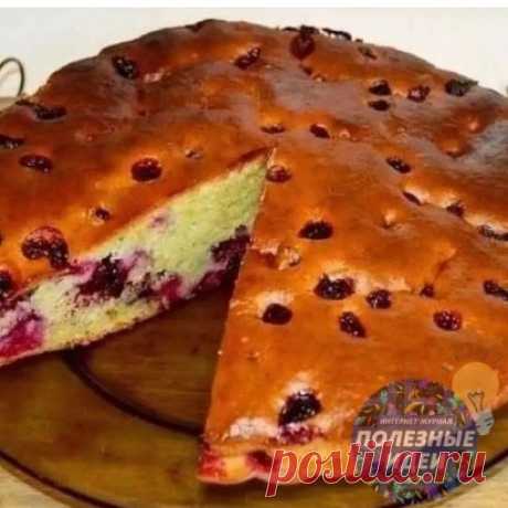 ​Быстрый пирог на сметане с ягодами 
Очень быстрый и вкусный, воздушный, нежный, ароматный пирог. Приготовьте его к семейному ужину или к приходу неожиданных гостей. Понравится всем без исключения.
Ингредиенты:
яйца - 2 шт
сахар - 180 гр
сметана - 250 гр
сливочное масло - 30 гр
мука пшеничная - 220 гр
сода - 1/2 ч.л.
черная смородина - 1 стакан
Приготовление:
Смешать миксером сахар и яйца в пышную белую однородную массу.
Сливочное масло растопить и добавить к тес...
