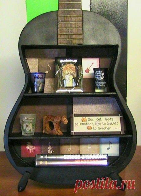 22 способа вернуть жизнь старым вещам. Гитарная полка для мелочи