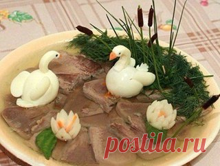 Украшаем заливные блюда. Лебеди из яиц.