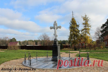 Зосимова пустынь. Троице-Одигитриевский женский монастырь . Памятный крест