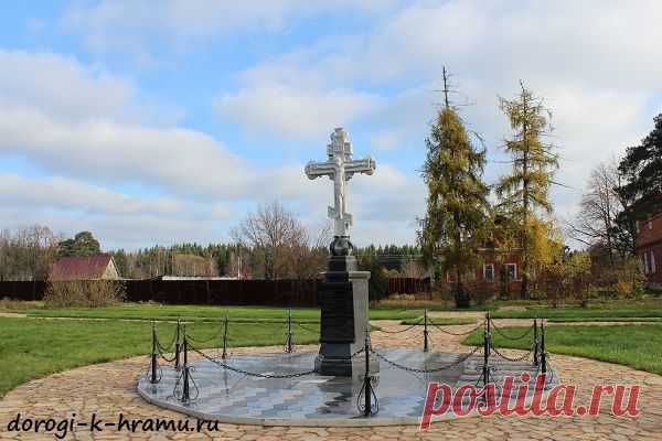 Зосимова пустынь. Троице-Одигитриевский женский монастырь . Памятный крест
