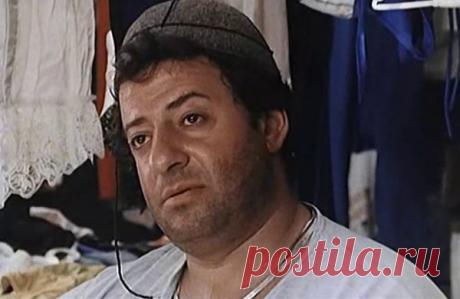 Солнечный актер Мамука Кикалейшвили 
Не смотреть без улыбки на комедийных героев Мамуки Кикалейшвили невозможно. Но и в жизни, уходя со съемочной площадки, актер оставался таким же веселым. И мало кто из зрителей, хохоча до слез над пох…