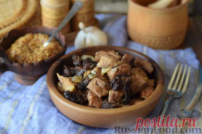 Рецепт: Свинина с черносливом и яблоками (в духовке) на RussianFood.com