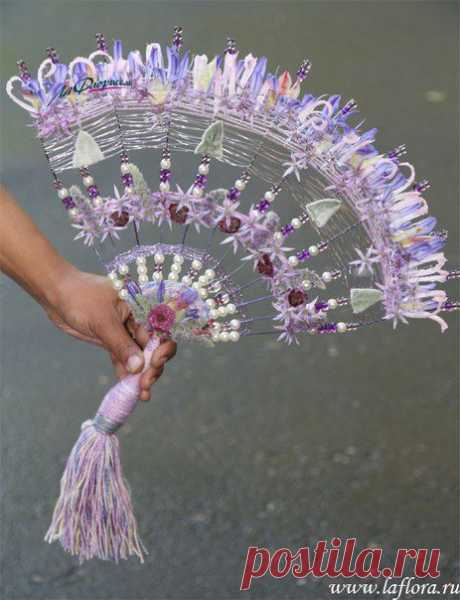 Флористика обучение Ла Флорисель Прохладный веер в жаркий день. Друзья! В городе действительно жарко и душно. Носите с собой веер, он выручит вас в трудную минуту, а может даже спасет кому-то жизнь, от перегрева!