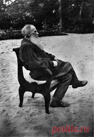 Пользователь Laura : сохранил этот пин на доску «Tolstoy» 
Leo Tolstoy posing for his favourite artist Ilya Repin. Photograph by Sophia Tolstaya, 1887.  
|  Pinterest