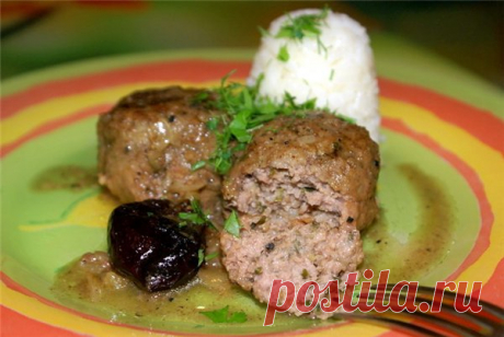 Мясо-овощные тефтели с фасолью и черносливом
