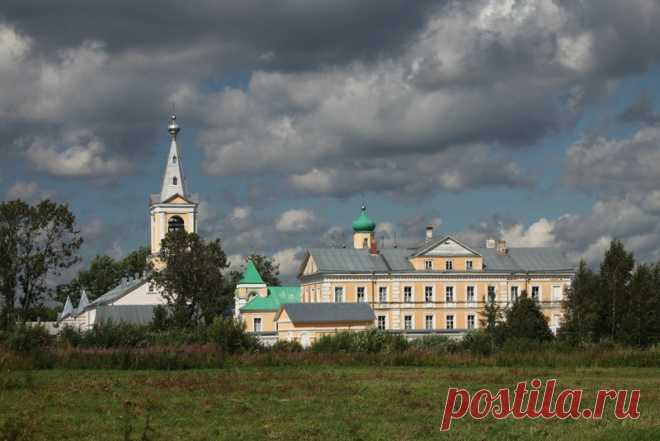 Введено-Оятский Монастырь расположен в 200 км к северо-востоку от Петербурга недалеко от города Лодейное поле (около 20 км) на берегу реки Оять. Это чрезвычайно старый монастырь, который начал свое существование не позднее рубежа XIV-XV веков. В монастыре покоятся родители святого Александра Свирского. Рядом с Монастырем находится Святой источник с купальней.