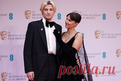 Звезда «Очень странных дел» рассказала о необычном предложении руки и сердца. Звезда сериала «Очень странные дела» Милли Бобби Браун рассказала о необычном предложении руки и сердца, которое ей сделал жених Джейк Бон Джови, сын рок-музыканта Джона Бон Джови. Пара сблизилась на почве общей любви к дайвингу. Однажды Бон Джови позвал Браун плавать, настояв, чтобы сессия прошла в определенном месте.