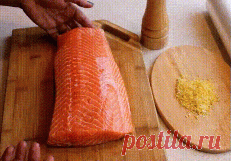 5 рецептов как засолить рыбу в домашних условиях.
Рыба собственного посола всегда будет украшением любого стола.
Вариант №1
На 2 кг рыбы (семги) потребуется: 5-6 ст. ложек крупной соли и 1-2 ст. ложки сахара.
Приготовить засолочную смесь из соли и сахара.
С семги еще в мороженом виде снять кожицу (она снимается как чулок), помыть. Нарезать на тонкие кусочки. Каждый кусочек натереть засолочной смесью и сложить близко, один к одному, в невысокую баночку. Поставить на 8 часов в холодильник, и рыба