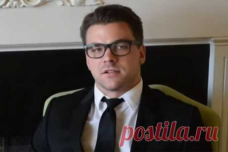 Священник соблазнил школьницу и сбежал с ней на другой конец света. В США священник женился на девушке, которую соблазнил, когда она была школьницей. 30-летний пастор Алекс Кроу женился на девушке, которой исполнилось 18 лет в июле. Она училась в католической школе McGill-Toolen города Мобил, где священник преподавал теологию. Пара сбежала от правоохранителей в Италию.