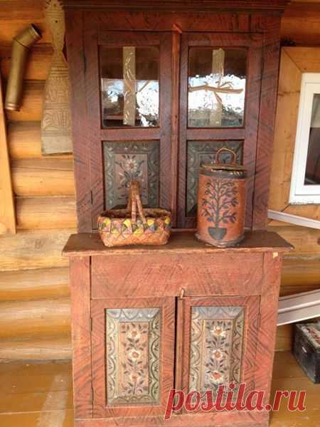 Расписные буфет, туес (бурак) и корзинка.