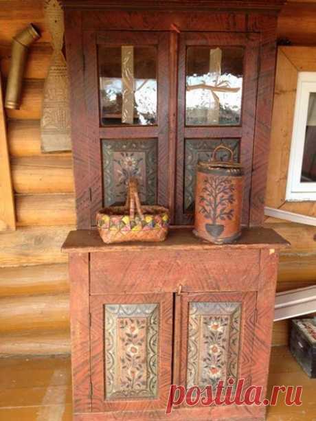 Расписные буфет, туес (бурак) и корзинка.