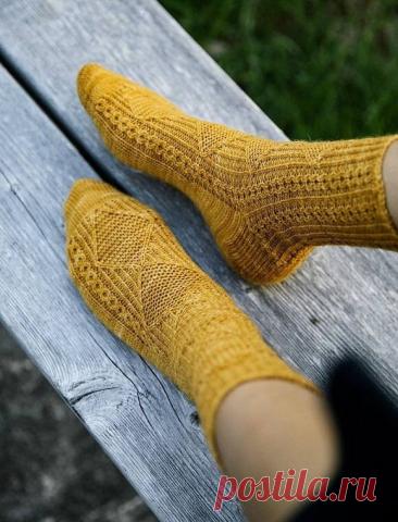 Запись Hand Madeblog Описание носков от дизайнера Minna Sorvala переведено из книги “52 Weeks of Socks”.⚜️Геометрические фигуры и линии характеризуют вязаные носки, выполненные от мыска.  ⚜️Размеры: 1 (2)⚜️Окружность стопы – 19 (20) см, Длина стопы и высота паголенка регулируются по желанию. ⚜️Необходимые материалы: Пряжа Vainamoinen by Louhittaren Luola (75% шерсть, 25% нейлон; 402 м / 100 грамм в мотке) – 1 моток. ⚜️Необход...