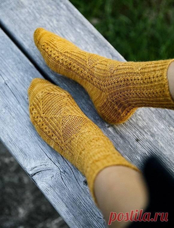 Запись Hand Madeblog Описание носков от дизайнера Minna Sorvala переведено из книги “52 Weeks of Socks”.⚜️Геометрические фигуры и линии характеризуют вязаные носки, выполненные от мыска.  ⚜️Размеры: 1 (2)⚜️Окружность стопы – 19 (20) см, Длина стопы и высота паголенка регулируются по желанию. ⚜️Необходимые материалы: Пряжа Vainamoinen by Louhittaren Luola (75% шерсть, 25% нейлон; 402 м / 100 грамм в мотке) – 1 моток. ⚜️Необход...