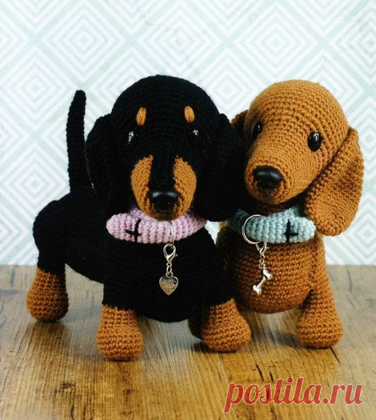 Запись на стене Таксы Fin и LinПеревод: Елены Кузьминой #амигуруми#amigurumi#вязаныеидеи#крючок#Handmade#игрушки#вязаныеигрушки#amigurumipattern#описаниеигрушки#игрушкакрючком#амигуруми_такса_схема