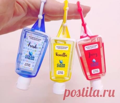 Антисептический гель в домашних условиях 

Понадобится:
-60 мл этилового спирта (96%) 
-30 мл геля алоэ вера 
(можно использовать глицерин - это дешевле) 
-4-5 капель эфирного масла 
(например, лаванда, ромашка, эвкалипт, чайное дерево, мята) 
 
Приготовление:
 Просто смешайте в стеклянной емкости ингредиенты и перелейте в удобный флакончик с дозатором.