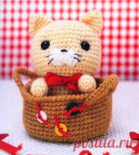 Котенок в корзинке, вязаные игрушки крючком со схемами » Сайт &quot;Ручками&quot; - делаем вещи своими руками