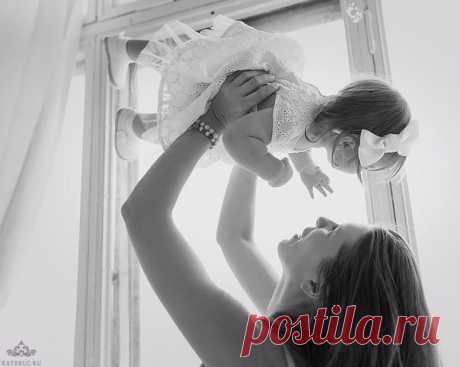 Я тебя родила, да и ты меня тоже, я не та что была. Да, совсем не похожа. Поменялась вся жизнь, поменялись надежды, поменялись мечты, лишь глаза те, что прежде. Ночью, днём, в своих снах, на яву. Лишь тобою одним, мой ребенок, живу. Ты - мой ангел, на крыльях слетевший с небес, и с тобою весь мир мой застывший воскрес! Я тебя родила, да и ты меня тоже. Я ЛЮБЛЮ ТЕБЯ КАЖДОЙ КЛЕТОЧКОЙ КОЖИ! 💞