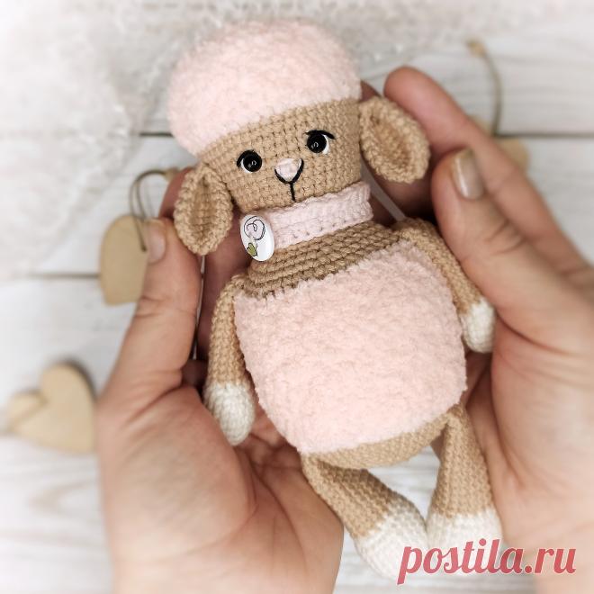 PDF Влюблённая Нэнси крючком. FREE crochet pattern; Аmigurumi animal patterns. Амигуруми схемы и описания на русском. Вязаные игрушки и поделки своими руками #amimore - овечка из плюшевой пряжи, плюшевая овца, баран.