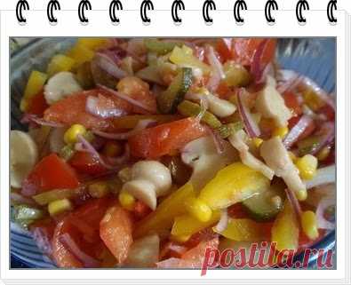 Салат из огурцов, помидоров, кукурузы и грибов