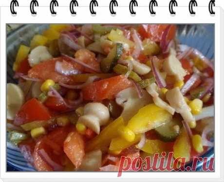 Салат из огурцов, помидоров, кукурузы и грибов