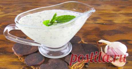 Универсальный соус к мясу, рыбе, картофелю, шаурме, пицце Вкусно, быстро, просто! Чесночный соус - универсальный соус для любых блюд. Можно просто есть с хлебом, это очень вкусно! Подходит соус к рыбе, мясу,