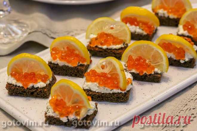 Бутерброды с красной икрой и творогом и укропом. Рецепт с фото Если надоело есть икру ложками, подайте её  изысканно на ломтиках поджаренного хлеба с творожной массой в виде маленьких бутербродов, украшенных тонкими дольками лимона. Из 100г икры получается приличное количество бутербродов, чтобы украсить праздничный стол. 



