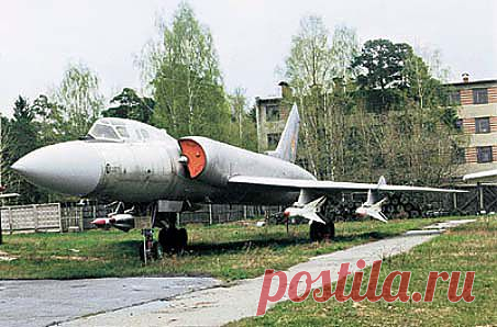 Всего с 1962 по 1970 годы было выпущено 198 самолетов типа Ту-128, включая 10 "спарок" и первый опытный самолет. Постановлением ЦК КПСС и Совета Министров СССР от 30 апреля 1965 года № 361-132 и Приказом Министра обороны от 8 июня 1965 года № 0040 комплекс Ту-128С-4 был принят на вооружение. В конце 80-х годов самолеты Ту-128 стали заменяться перехватчиками МиГ-31. В то время многие самолеты еще можно было эксплуатировать и их перегоняли на базу хранения во Ржев.