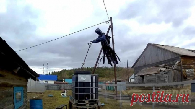 Как сделать летающее пугало из пластиковых бутылок В данном обзоре мастер покажет, как своими руками изготовить страшное пугало в виде летающего человека. Не только птицы будут пролетать мимо, но и люди будут обходить ваш участок десятой дорогой.    В первую очередь необходимо сделать скелет