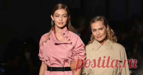 Как мода утратила возраст: почему теперь нормально носить мини-юбку в 50 лет Нам всем очень повезло: мы живем в то время, когда можно воссоздать образ хоть 1970-х, хоть 1920-х годов, мы можем носить что угодно в любом возрасте, гендерные границы также окончательно стерлись: сегодня в порядке вещей надеть смокинг на голое тело или шпильки на выпускной. Но ведь такое модное изобилие утвердилось не очень-то и давно.