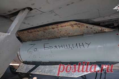 ВКС России разбомбили на Украине лагерь наемников. Киев называет их иностранными инструкторами. Самолеты оперативно-тактической авиации Воздушно-космических сил (ВКС) России нанесли удар по иностранным наемникам украинских войск в Черниговской области. Обстрел велся по пункту временной дислокации иностранных инструкторов, сосредоточению личного состава, вооружения и военной техники