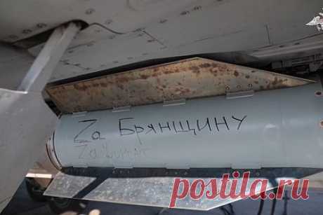 ВКС России разбомбили на Украине лагерь наемников. Киев называет их иностранными инструкторами. Самолеты оперативно-тактической авиации Воздушно-космических сил (ВКС) России нанесли удар по иностранным наемникам украинских войск в Черниговской области. Обстрел велся по пункту временной дислокации иностранных инструкторов, сосредоточению личного состава, вооружения и военной техники