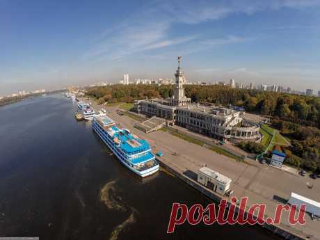 2. Пока есть время — летаю над Химкинским водохранилищем. С верху открывается совершенно новый вид на привычное здание вокзала. /  Фотографии и текст Александра «Russos» Попова  |  Речной круиз, как созерцательный вид отдыха | ФОТО НОВОСТИ