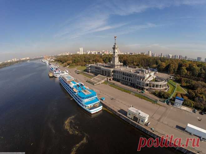 2. Пока есть время — летаю над Химкинским водохранилищем. С верху открывается совершенно новый вид на привычное здание вокзала. /  Фотографии и текст Александра «Russos» Попова  |  Речной круиз, как созерцательный вид отдыха | ФОТО НОВОСТИ