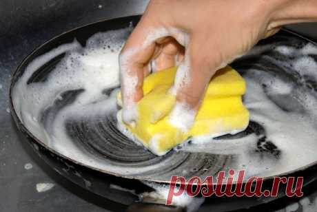 #глазами_женщины #рецепты #домоводство #здоровье
Чистим сковородки 

Предлагаю вашему вниманию хороший способ очистить противни или сковородки от нагара.

Соединяем:

- 1/2 чашки соды
- 1 чайная ложка жидкости для мытья посуды
- 2 столовые ложки перекиси водорода

Смешиваем до тех пор, пока не станет похоже на взбитые сливки (при необходимости доливаем еще перекиси), наносим на грязную поверхность и оставляем минут на 10.

После этого берем жесткую губку, хорошенько трем и...
