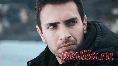 Биография: Улаш Туна Астепе / Ulas Tuna Astepe – турецкий актер Улаш Туна Астепе родился в Измите 1 января 1988 года. В 1999 году он стал свидетелем страшного землетрясения, и после этого через 1-2 года потерял отца. После этого события они переехали в С